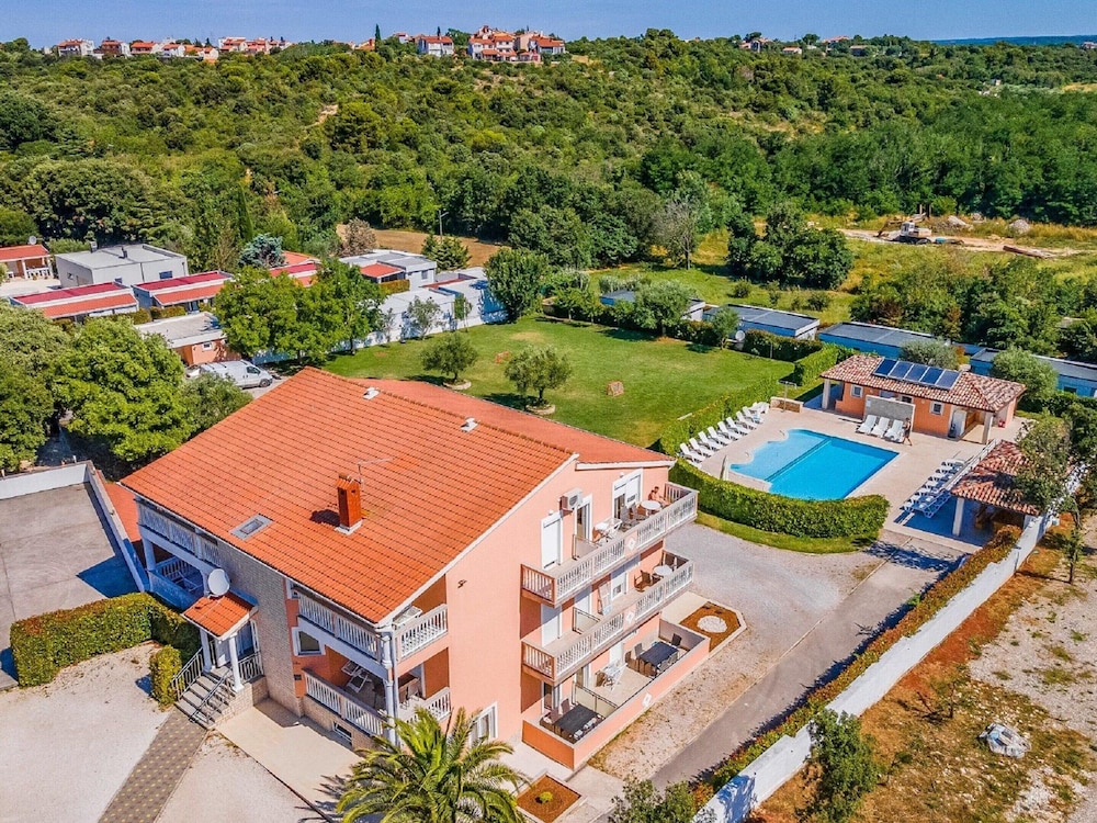 Lovely Apartment in Banjole near Beach & Town Center