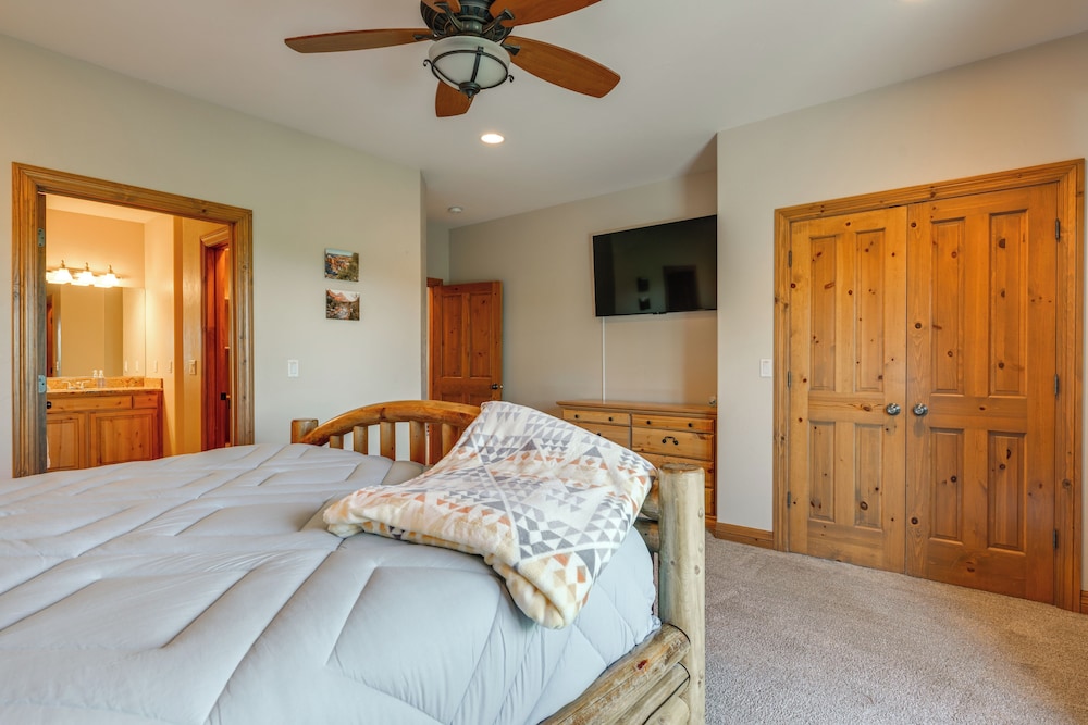 Hot Tub, Game Room: Mtn-view Cabin 9 Mi to Zion
