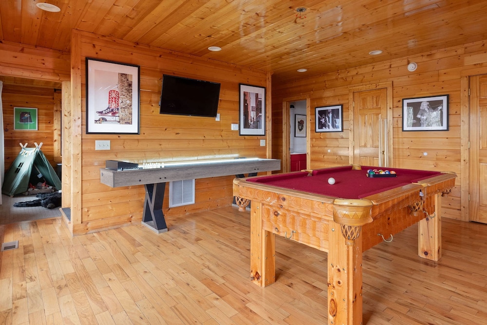Bears Den Way Resort Cabin w Games Hot Tub View Mins From Dollywood