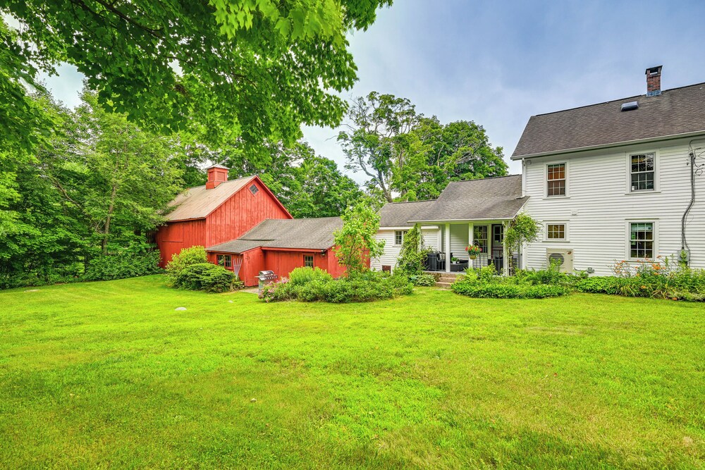 Historic Farmhouse Near Mountains & Colleges!