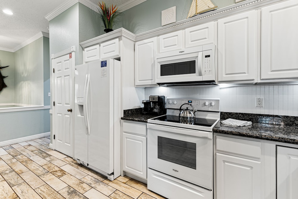 Beach Breeze 4 Bedroom Home by RedAwning view 3