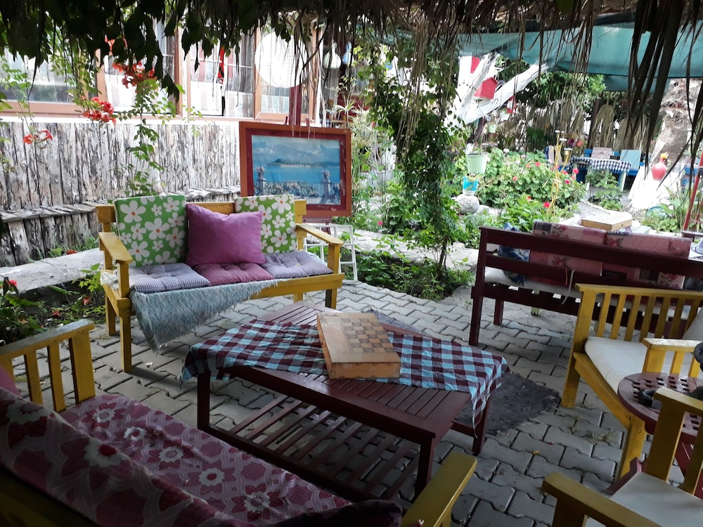 Side Tuana Garden Home