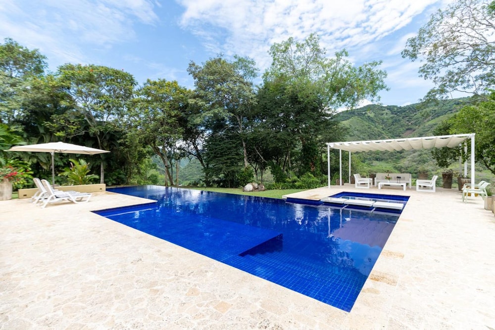 w Beautiful 4BR Villa at Mesa de Yeguas