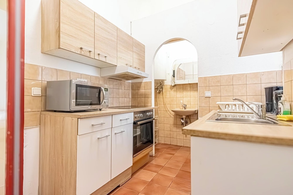 Simple 1BR Apt Long Stay Near Belvedere