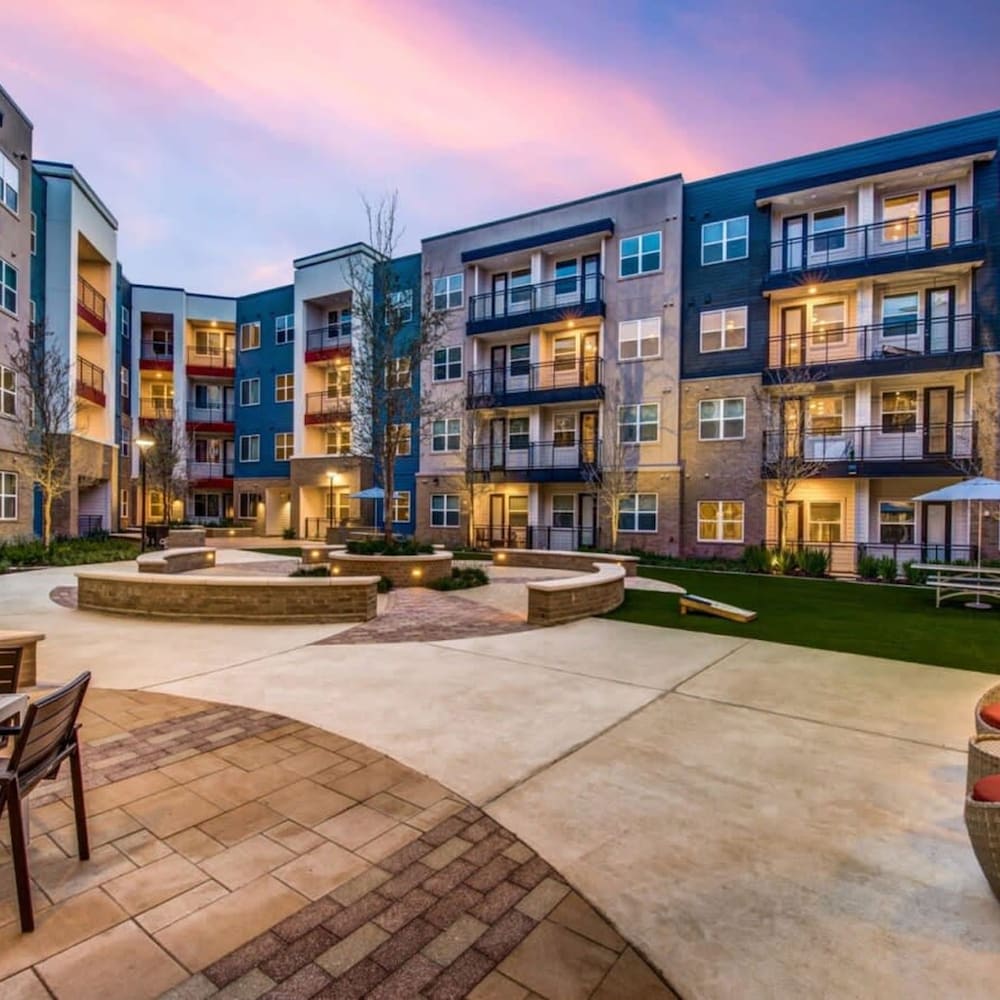 Cozy 1BR King Suite Close to Downtown w Fast Wifi - Image 1