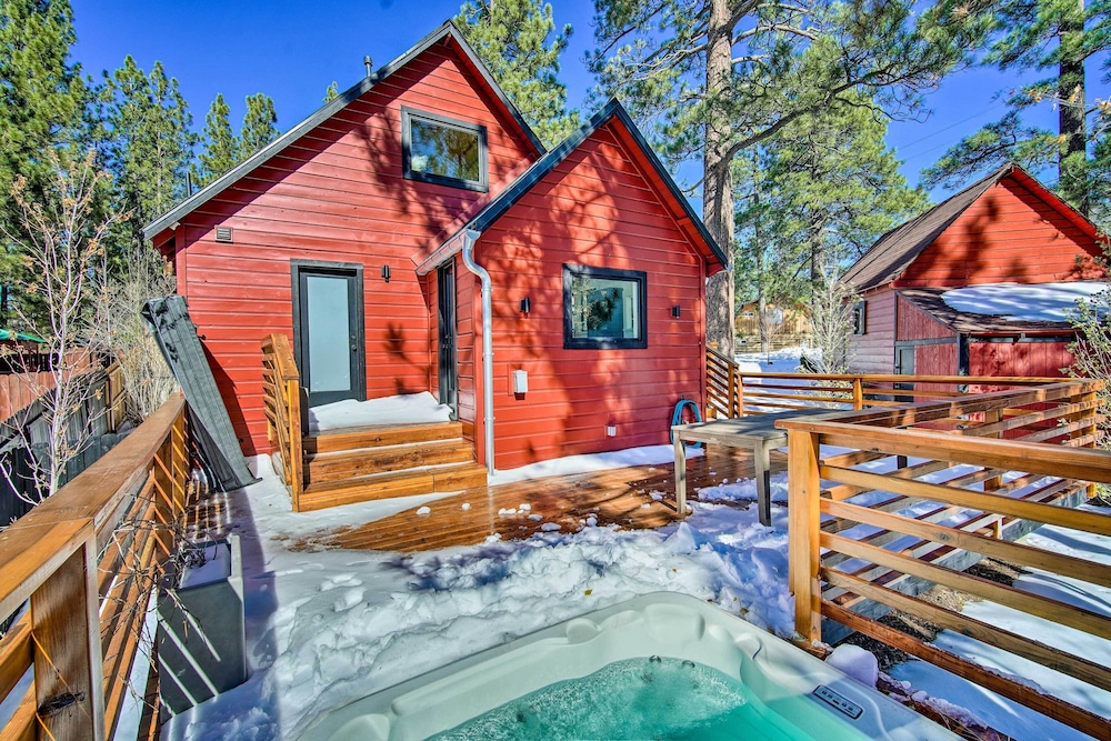 < 1 Mi to Big Bear Lake: Cabin w/ Hot Tub view 5
