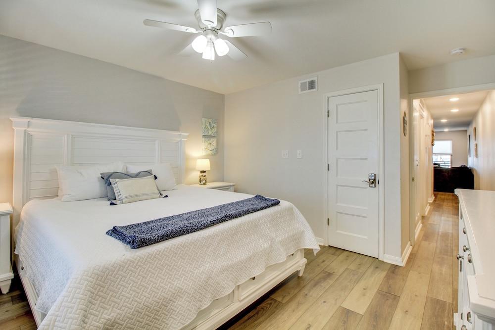 Steps to Sand: Breezy Port Aransas Condo!