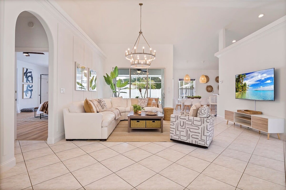 Villa LAS Palmas Beautiful Fenced-in Pool Home With Spa- Sleeps 8