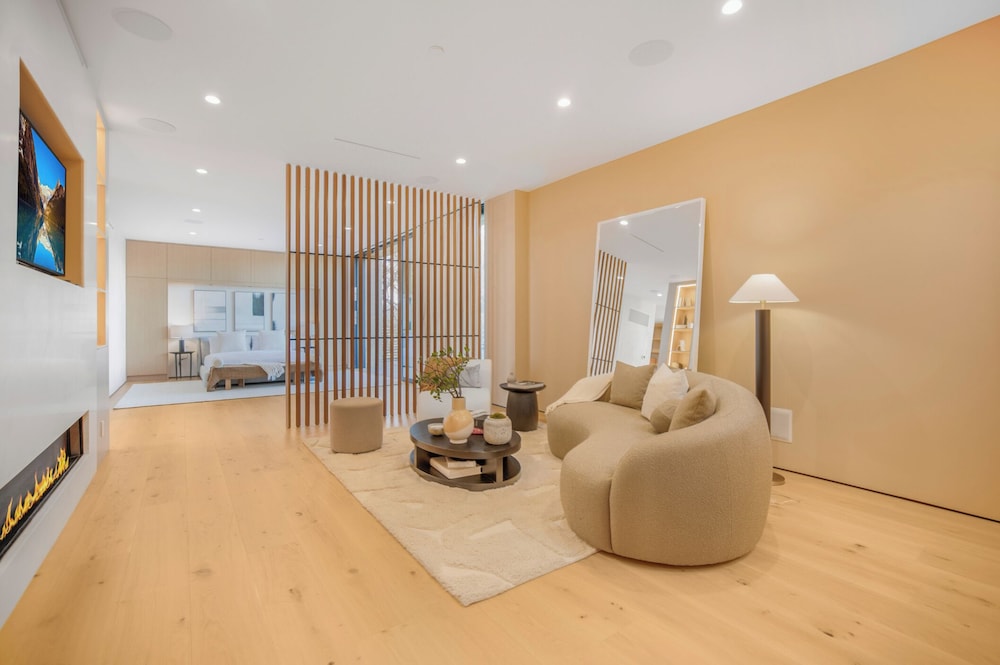 Oak Pass Manor: Indoor-outdoor Luxury With Pool, Sauna & Panoramic Views