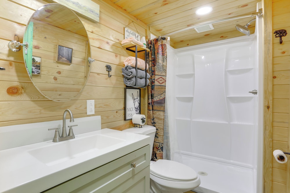 4 Mi to Delaware River: Callicoon Retreat w/ Deck!