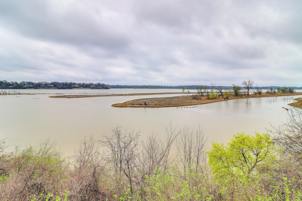 4 Mi to Downtown Toledo: Walkable Riverside Apt