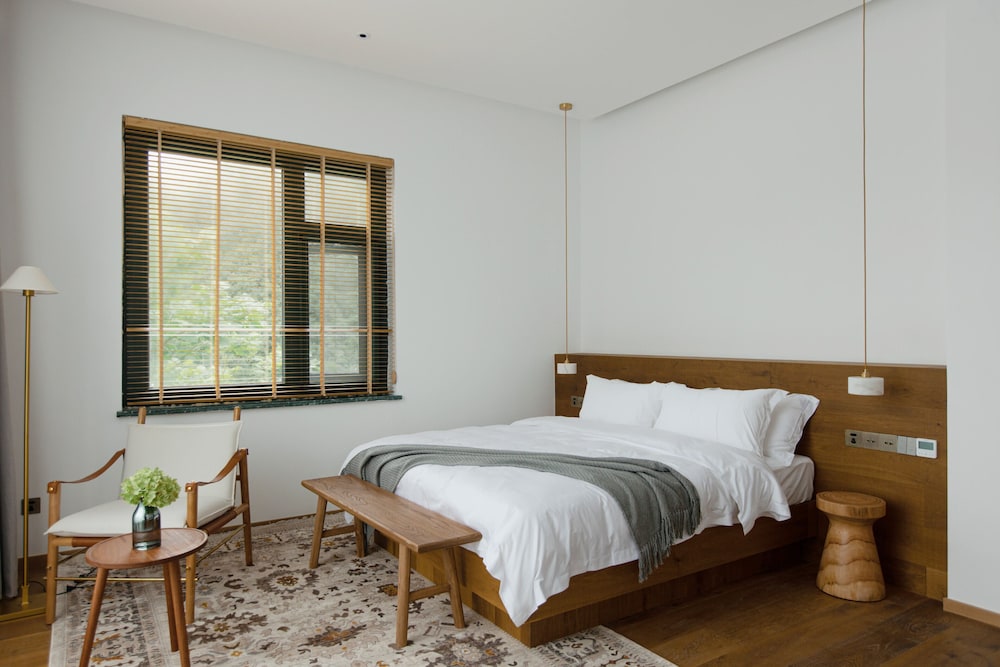 Yunfu Mid Hill Resort Hotel