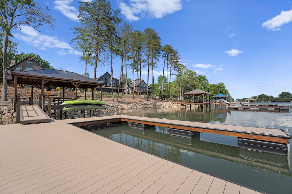 Black Bear Lodge by Avantstay Lakefront Dock Pool Theater Sleeps 20