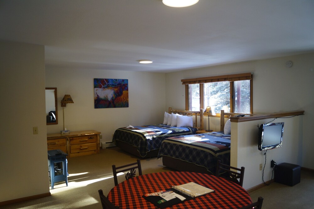 Swiftcurrent Lodge and Cottages by the River - Property Image 37