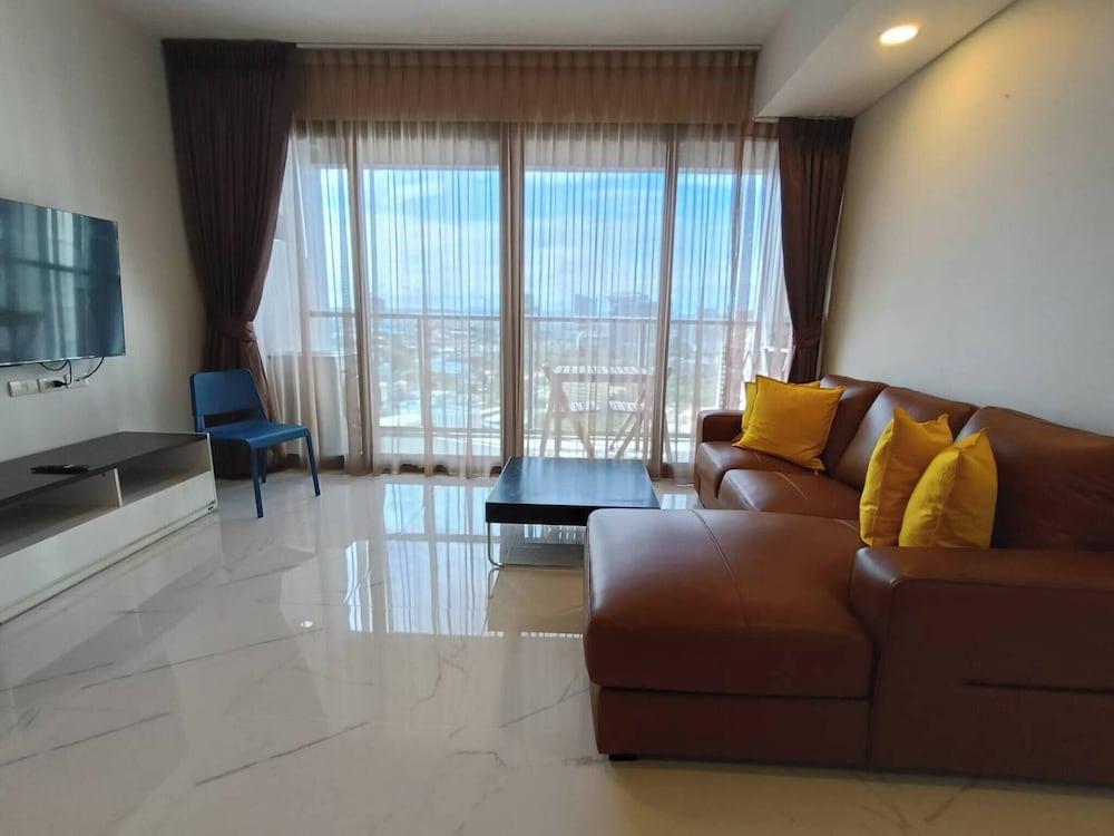Luxury Large One Bedroom Seaview Serviced Apartment at Wongamat, Pattaya