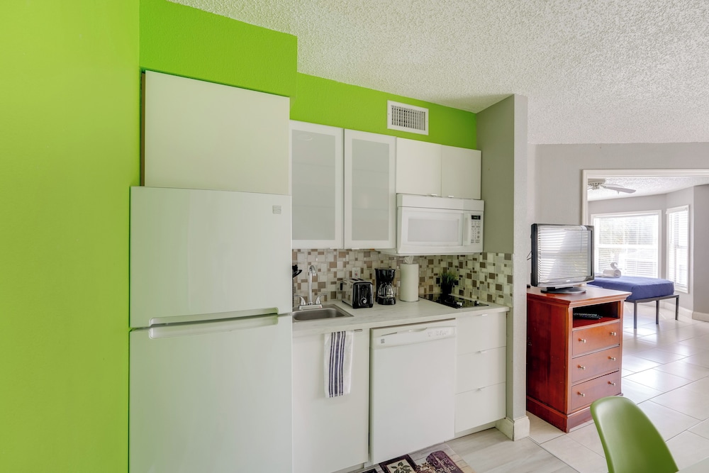 2 Mi to Disney & Old Town: Resort Condo w/ Perks