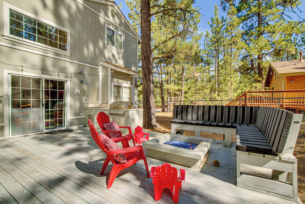 Family-friendly Home w/ Hot Tub in Big Bear!