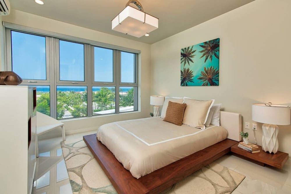 Stylish Paradise Luxury Waterfront Apartment at Soleil Residences