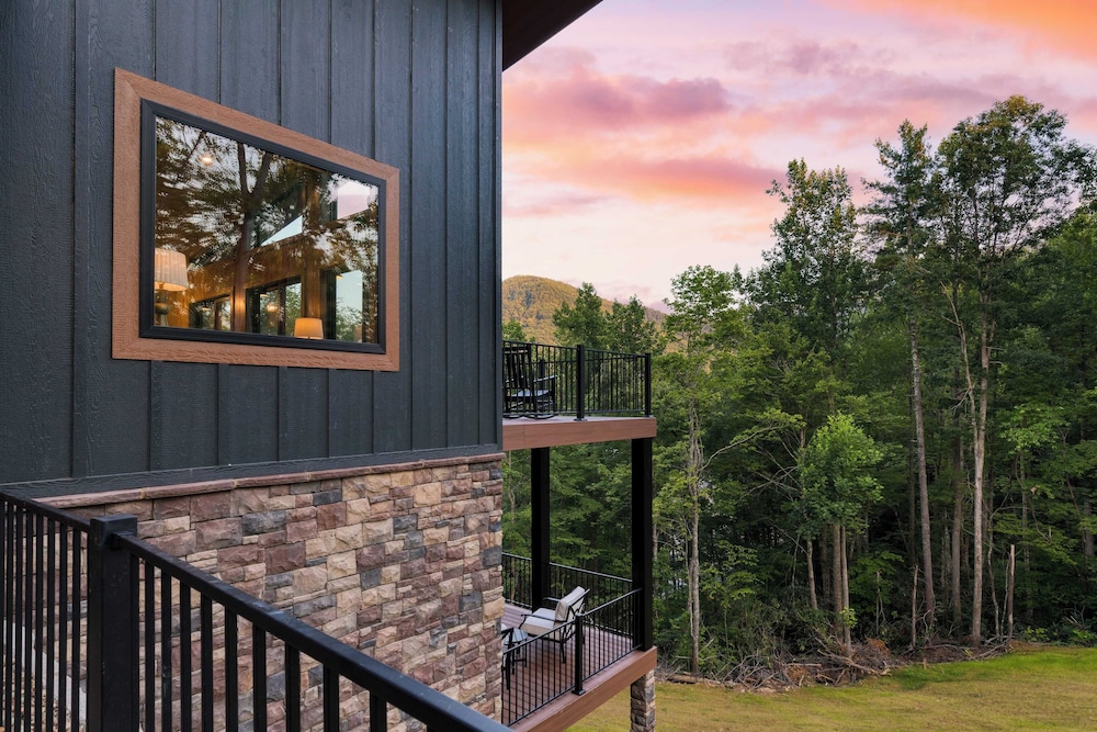 Luxe Cabin w/ Hot Tub, Views & Game Room Sleeps 10 Do Good Holler by Avantstay