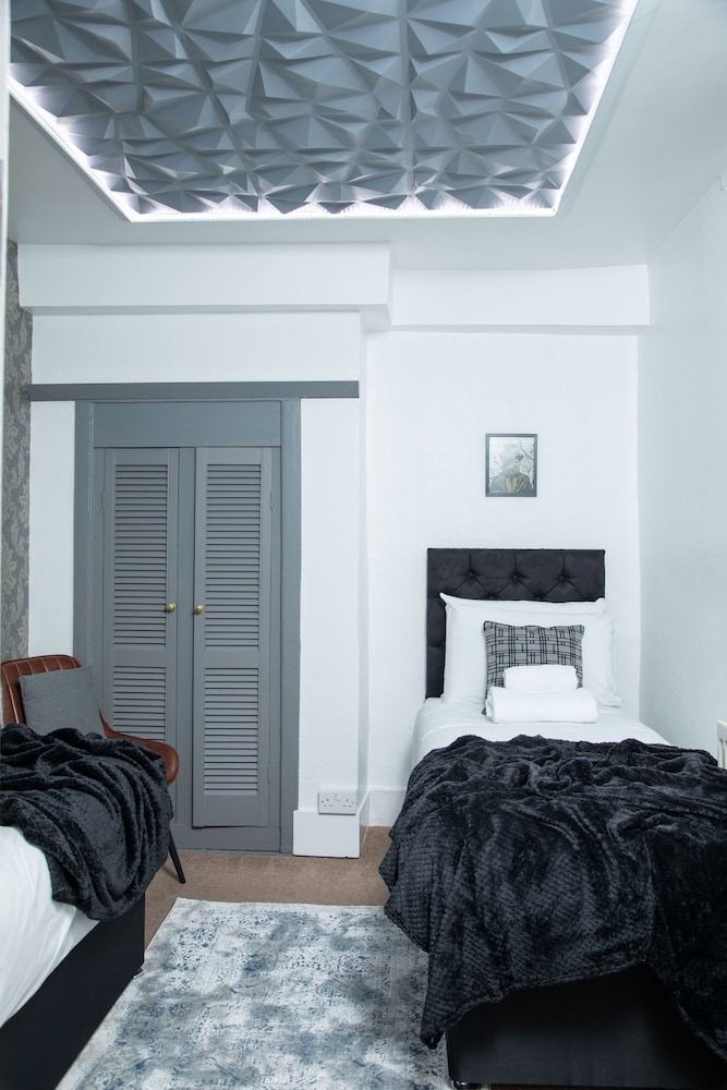 6 Bedroom City Centre Townhouse view 5