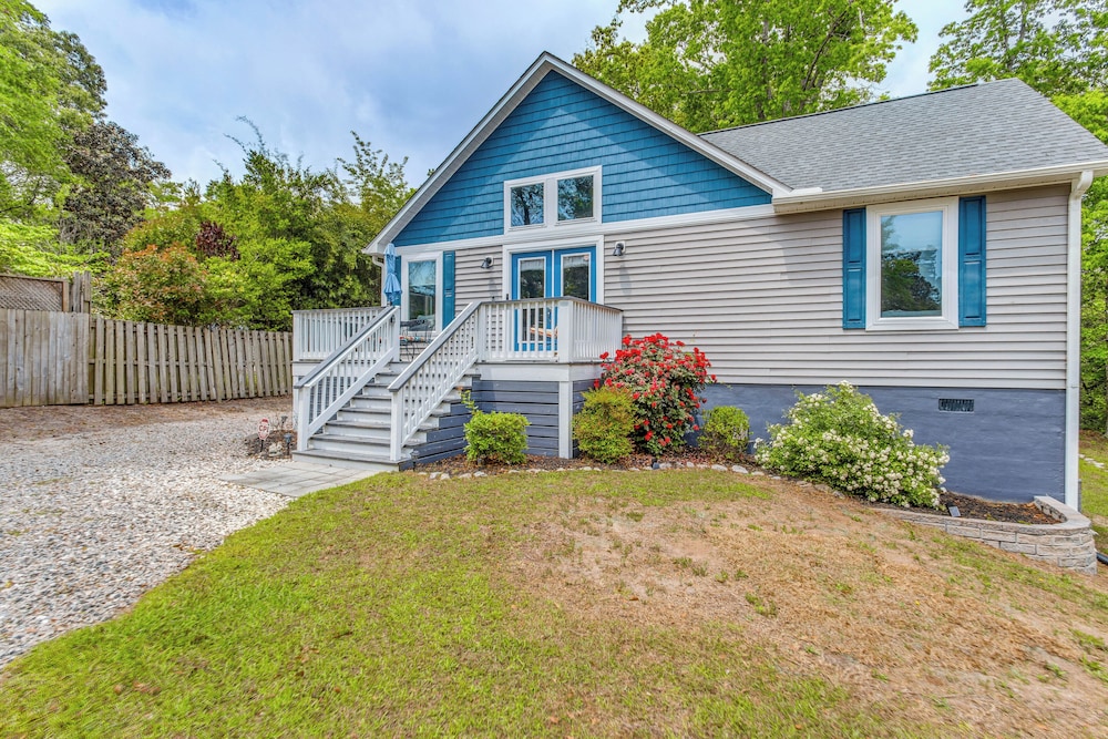 Little River Cottage with Deck