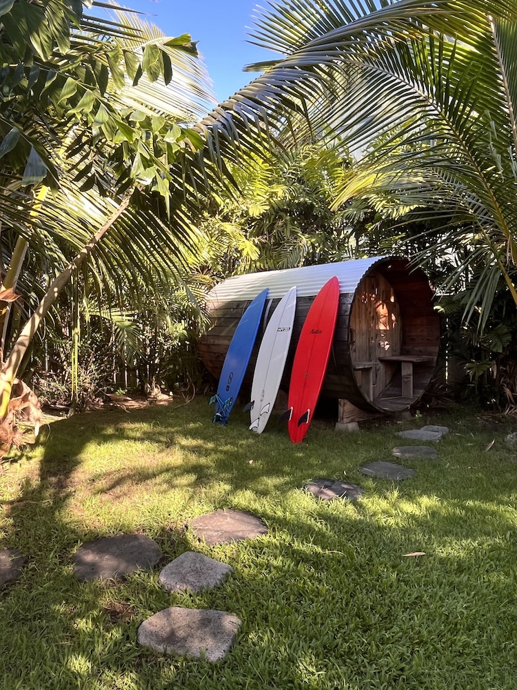 Akule Clubhouse: Awa 1 Bedroom Apt by the Beach 1 Condo by RedAwning