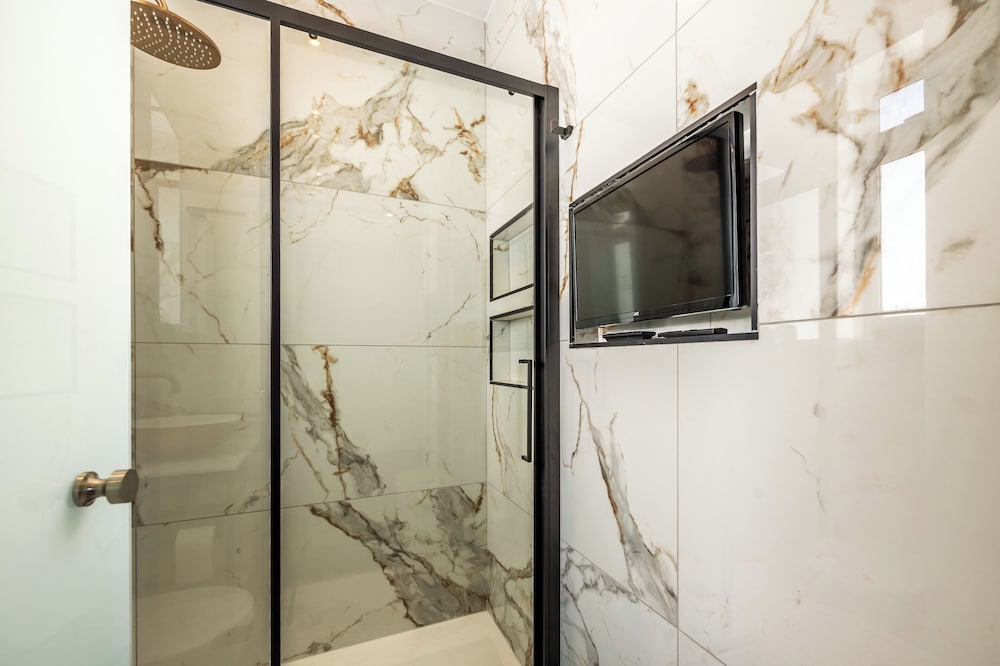 1 BR Penthouse for Couples & Families