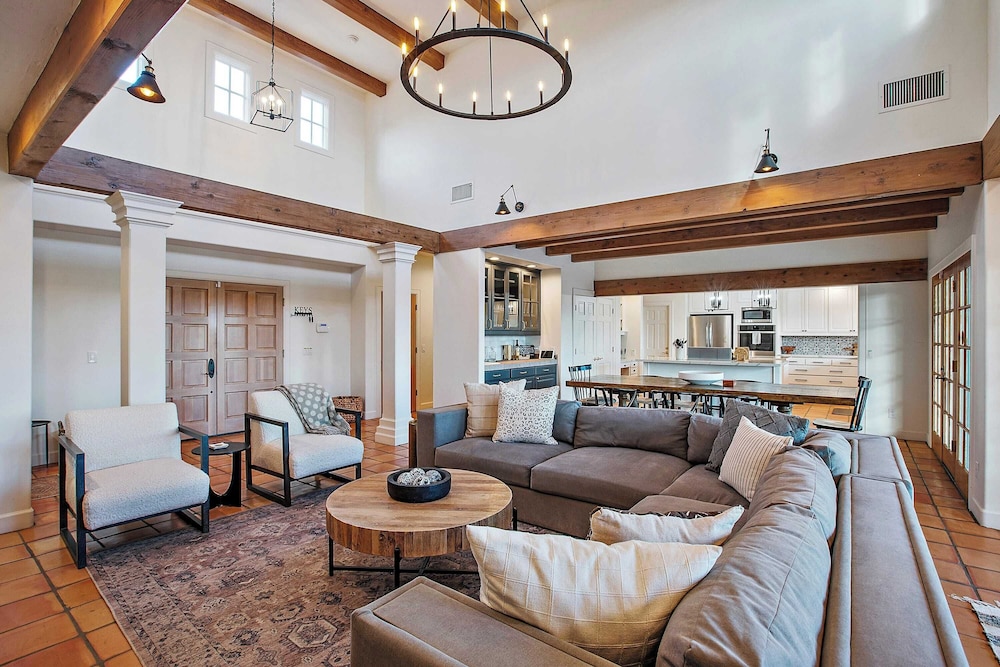 Wellsona Vineyard Retreat + Pool, Hot Tub, Views Main Home + Guest Home