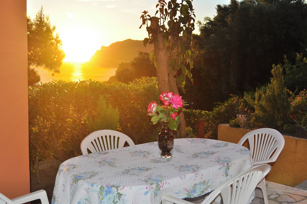 Villa Takis on Pelekas Beach Small House With Garden and sea View