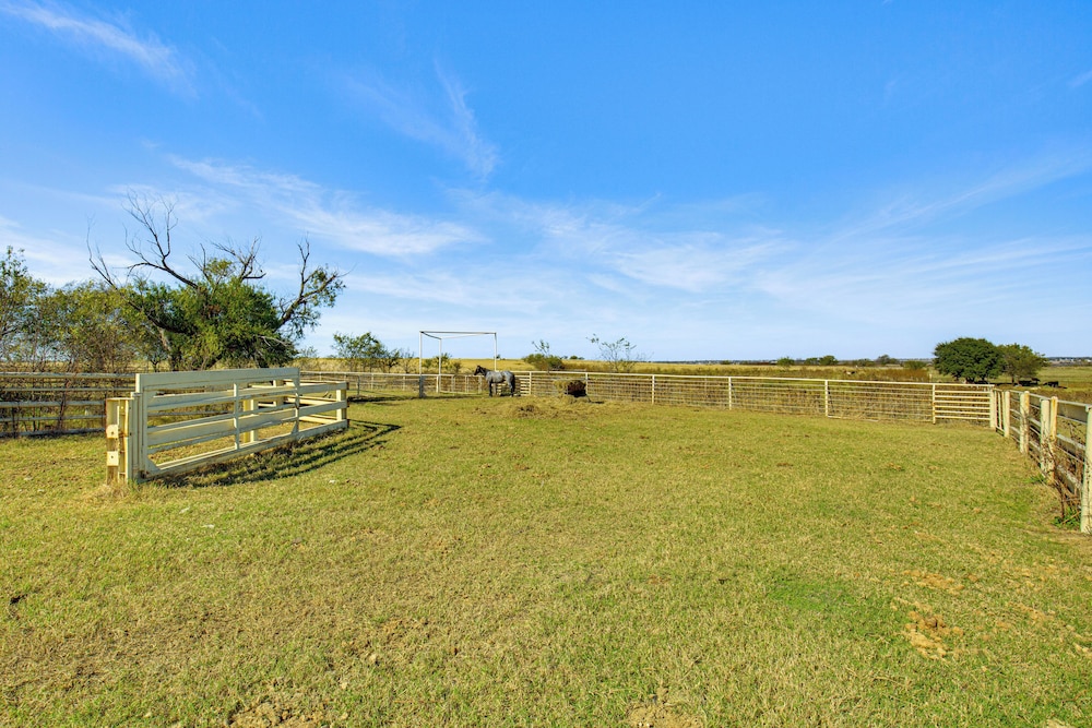 30 Mi to Fort Worth: Rural Retreat w/ Patio!
