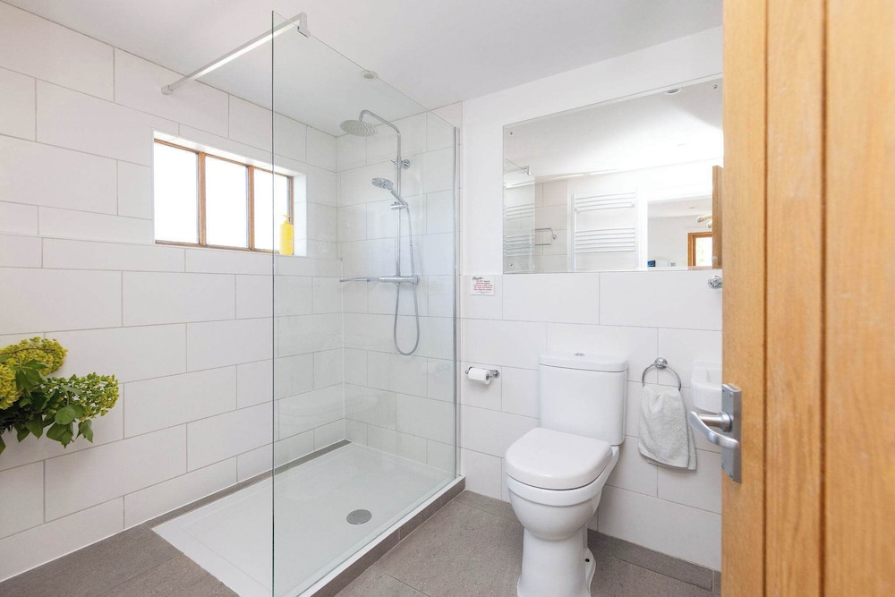 Spacious Coastal Retreat for 10 in West Wittering