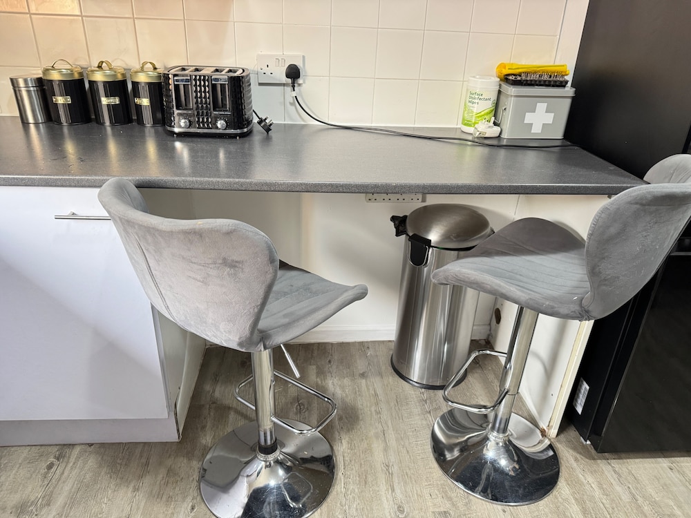 Manchester - House - Sleeps 6 - Parking - Garden