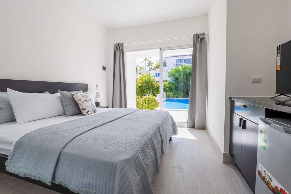 Beachfront 7BR Villa with Pool & Maid view 5