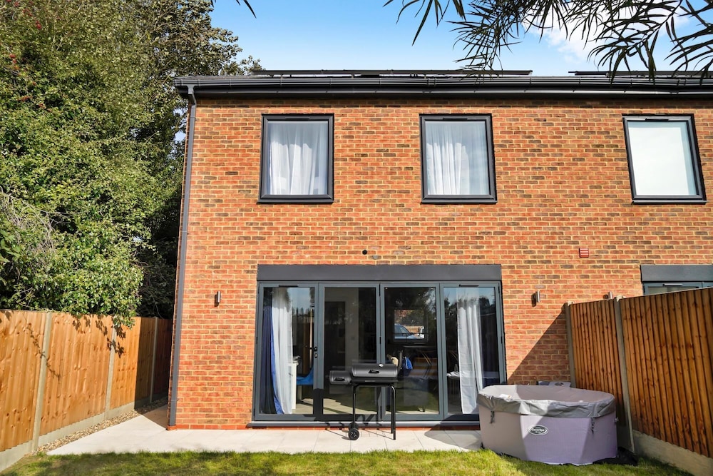 New Built House In Kent Sleeps 7 view 3