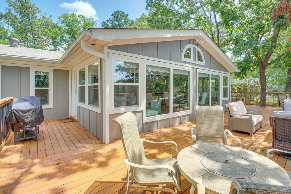 Lake Hamilton Views: Hot Springs Family Home!