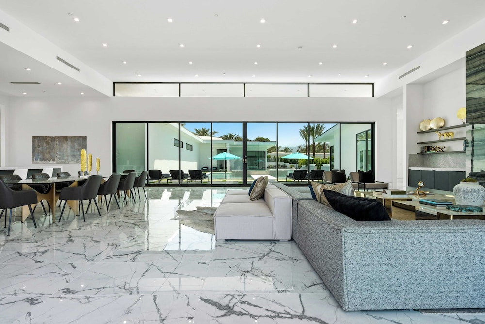 Sleeps 23 Pool, Hot Tub & Putting Green Minutes to Golf & Dining Bravo Villa #7 by Avantstay