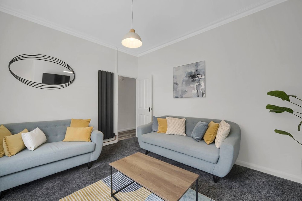 Central Chic - Huge Home - Free Wifi