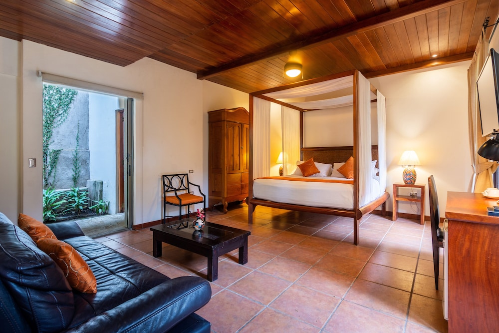 Estrada Hotel & Bistro