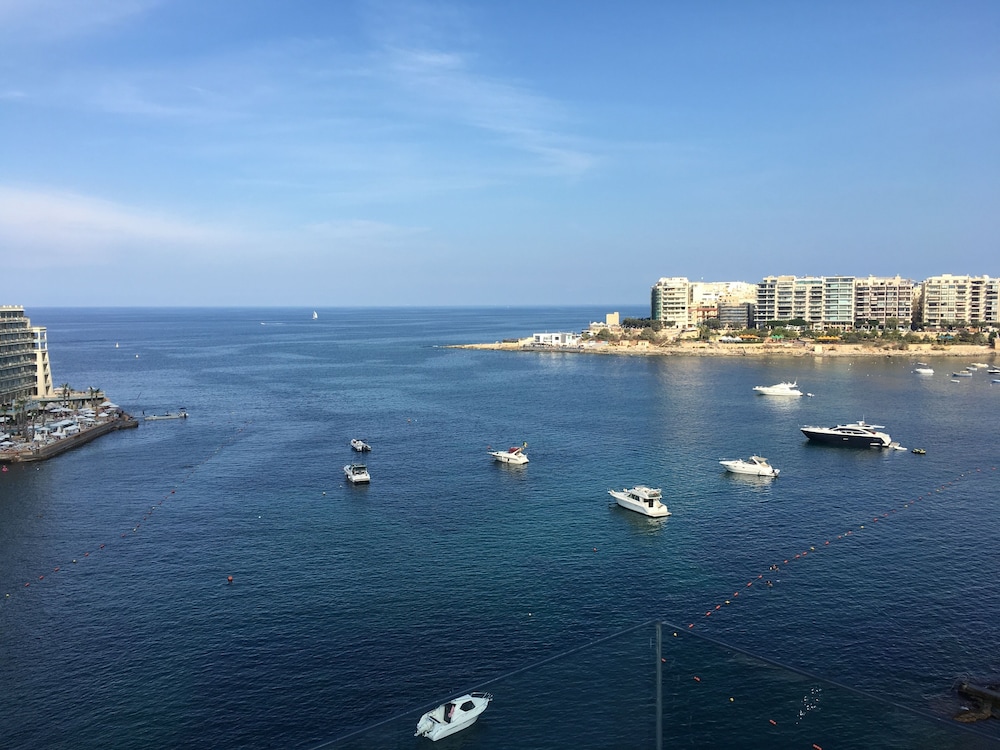 Seafront Penthouse Triplex- Roof Terrace & Hot Tub