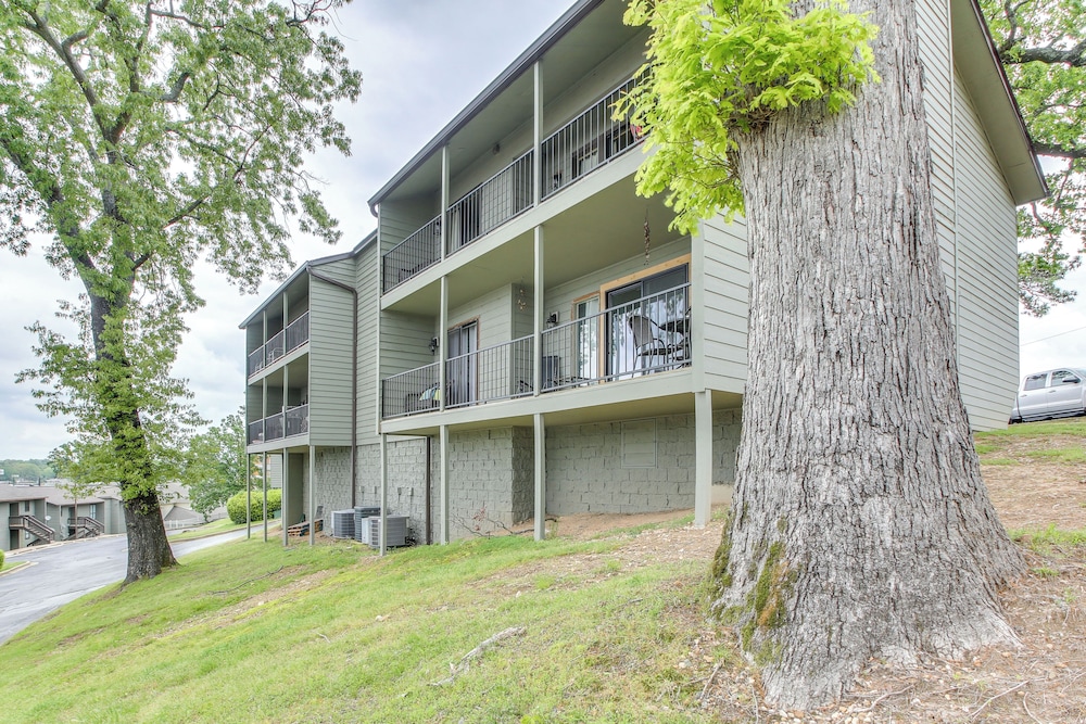 Lake Hamilton River-view Retreat w/ Pool Access view 4