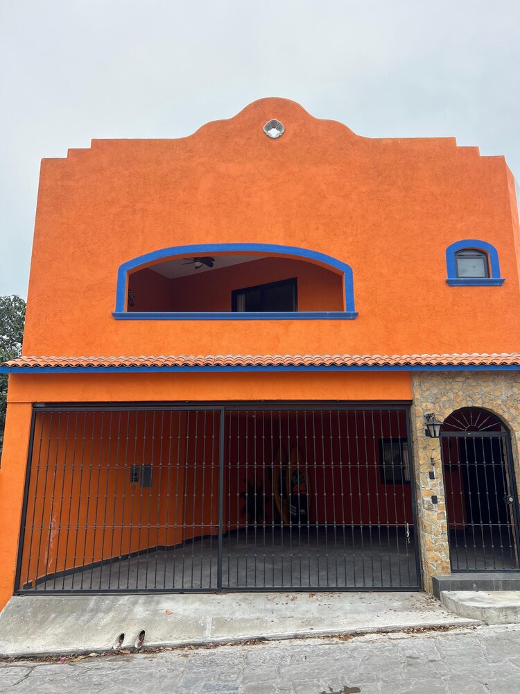 Casa Colonial en Pueblo Mágico by Adhoc