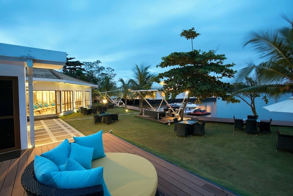 Houseboats By DAE Colombo
