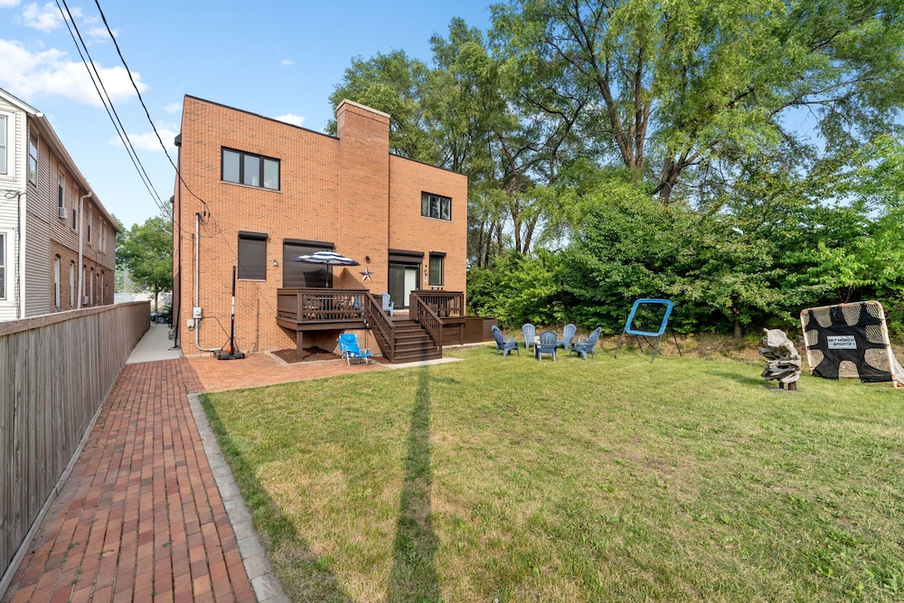Spacious Luxury Retreat 8 Bed Oasis With 6 Baths