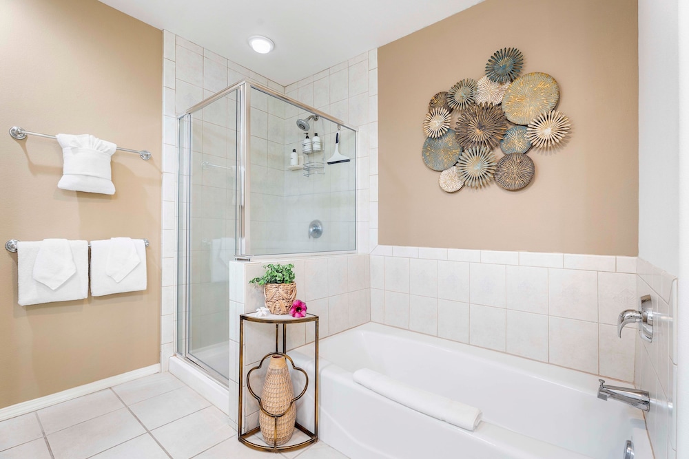 Spacious Corner Unit - Central AC - Vrkcv
