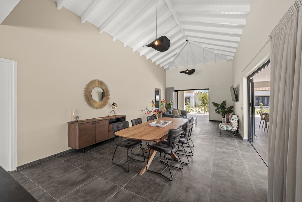 Villa Jasmijn with private pool, at Mambo Beach