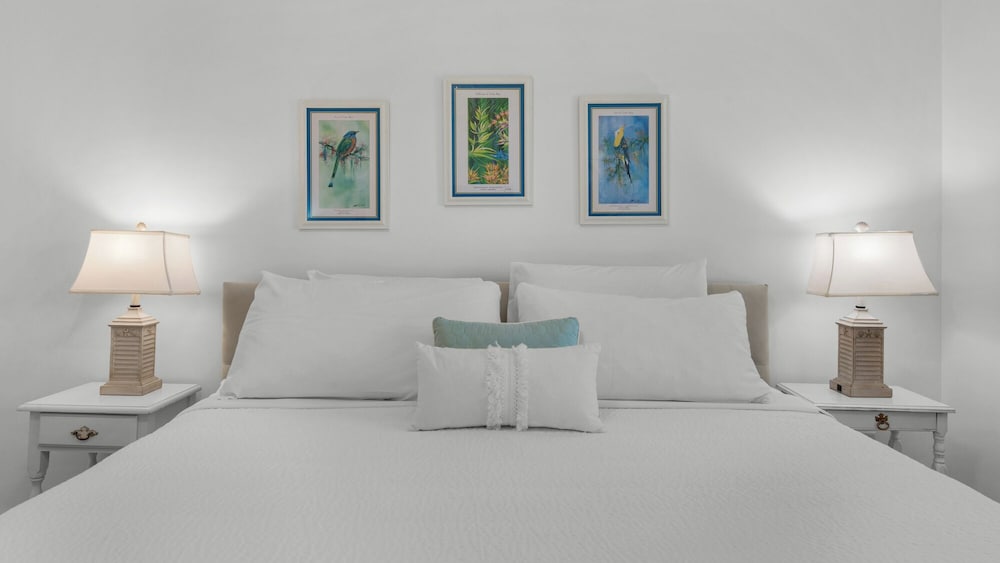 Seagrove 2BR Near Lake & Beach + Free Tickets: Bikes, Dolphin Cruise & More!