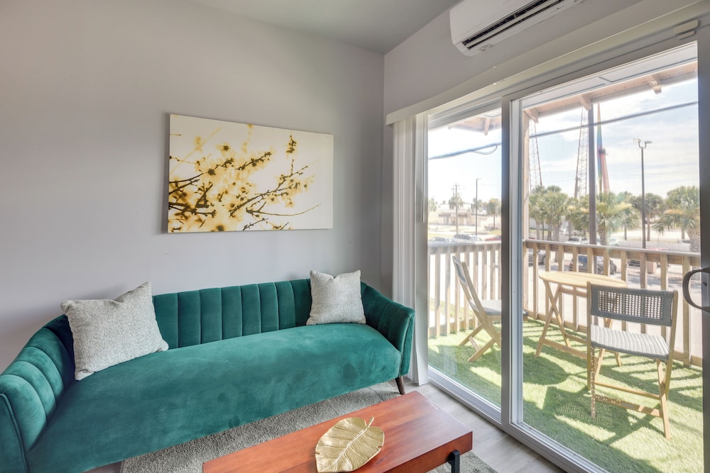 Walk to Daytona Beach & Boardwalk: Apt w/ Balcony