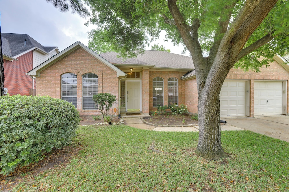 Private Yard + Gazebo: Quiet Houston Home