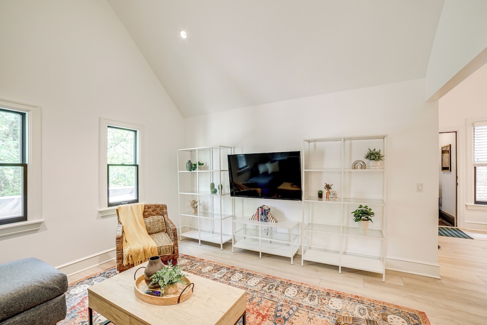 1 Mi to Dtwn Grand Rapids: Chic Condo w/ Balcony!