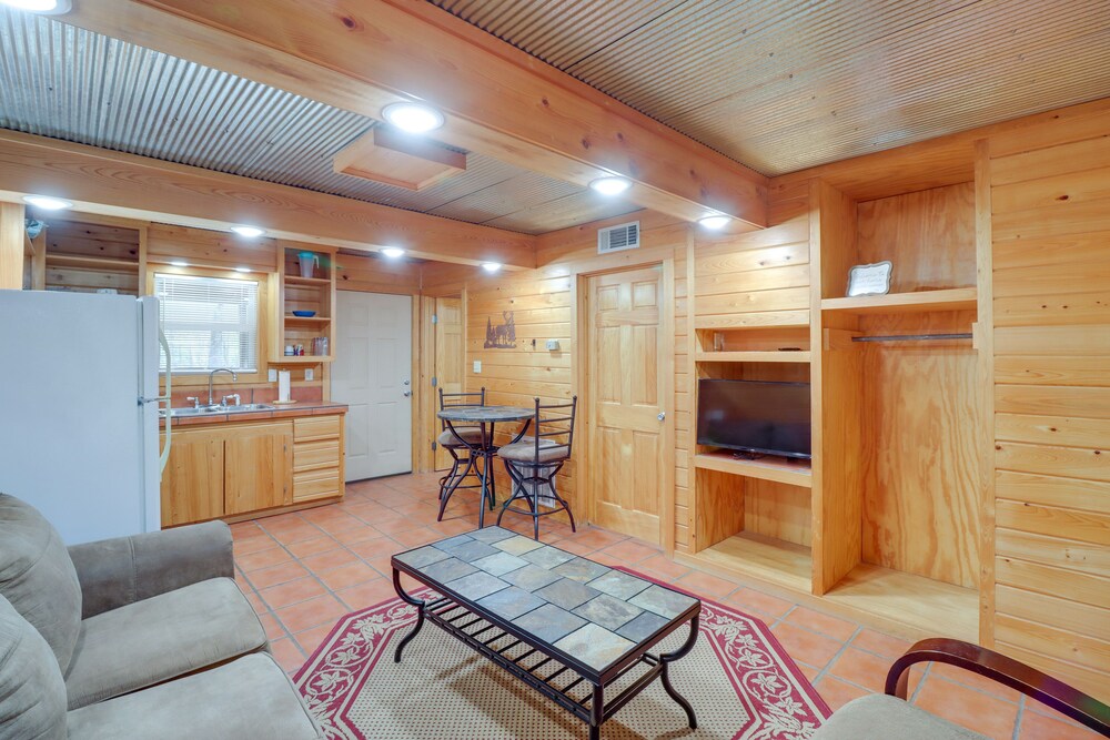 0.5 Mi to Greers Ferry Lake: Heber Springs Cabin view 5